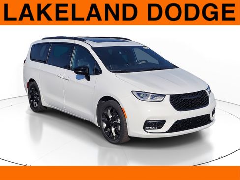 New 2026 Chrysler Pacifica Limited w/ S Appearance Package image 1