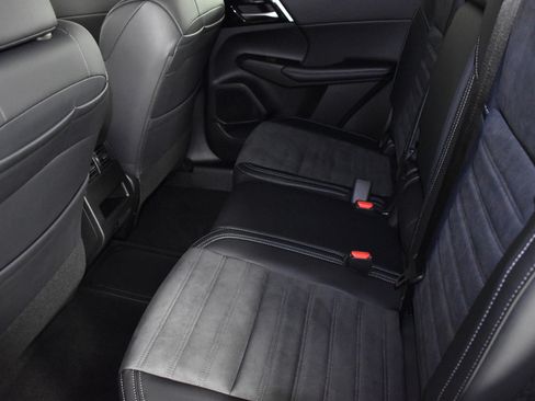 Used 2025 Mitsubishi Outlander SE image 15