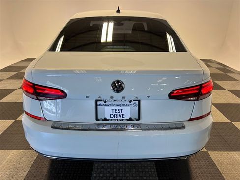 Used 2022 Volkswagen Passat 2.0T SE image 4