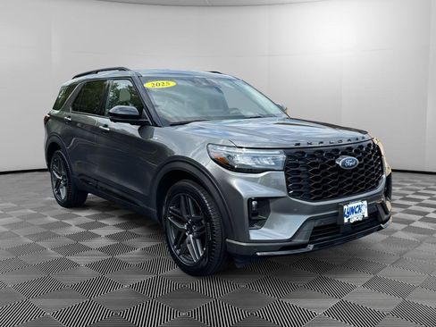 Used 2025 Ford Explorer ST-Line w/ ST-Line Street Pack AWD/4WD image 3