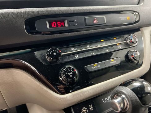 Used 2016 Kia Sedona LX w/ LX Convenience Package FWD image 11