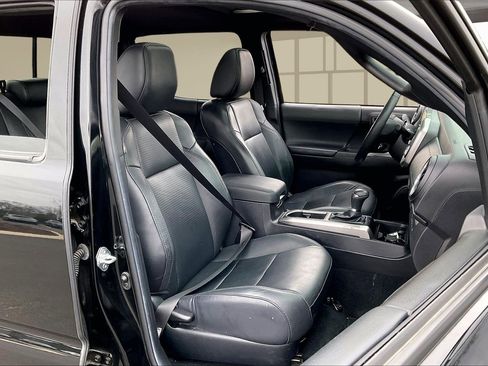 Used 2022 Toyota Tacoma Limited image 30