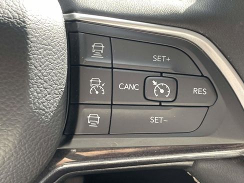 Used 2023 Jeep Grand Cherokee Laredo AWD/4WD image 21