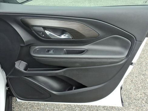 Used 2024 GMC Terrain SLT image 16