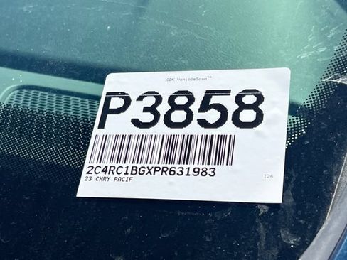 Used 2023 Chrysler Pacifica Touring-L FWD image 8