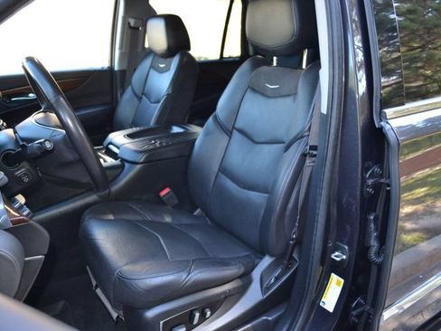 Used 2018 Cadillac Escalade Luxury AWD/4WD image 24