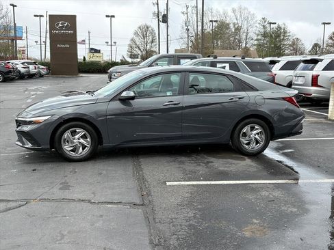 Certified 2025 Hyundai Elantra SE image 3