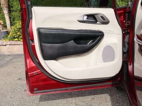 Used 2021 Chrysler Pacifica Touring-L w/ Uconnect Theater Family Group image 14