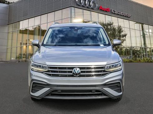 Used 2022 Volkswagen Tiguan SE w/ Panoramic Sunroof Package image 6
