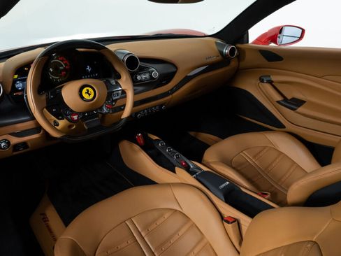 Used 2022 Ferrari F8 Tributo image 38