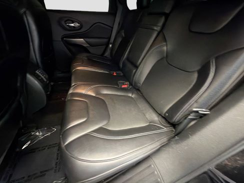 Used 2019 Jeep Cherokee Latitude Plus w/ Comfort/Convenience Group FWD image 13