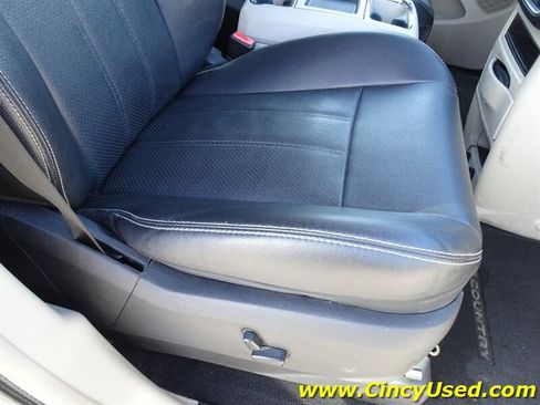 Used 2014 Chrysler Town & Country Touring-L w/ Driver Convenience Group FWD image 31