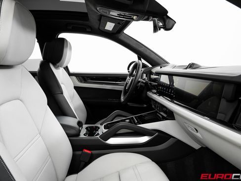 Used 2025 Porsche Cayenne Turbo image 38