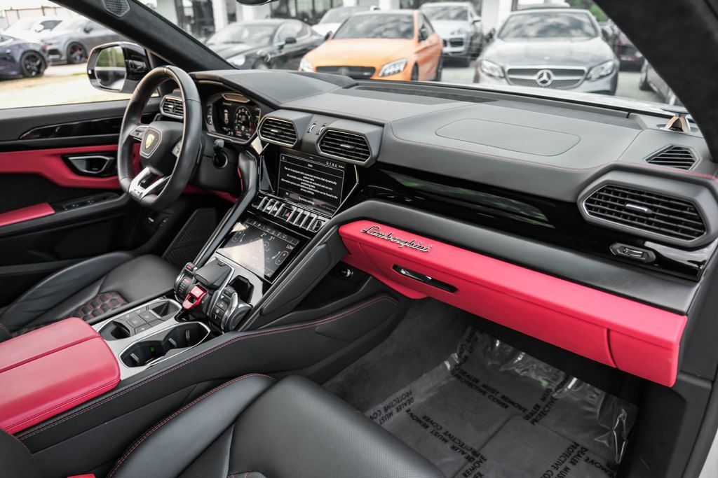 Used 2022 Lamborghini Urus AWD/4WD image 10