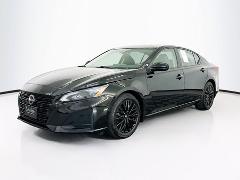Used 2024 Nissan Altima 2.5 SV w/ SV Premium Package FWD image 3