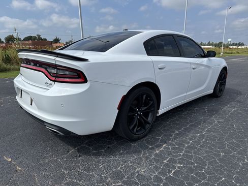 Used 2018 Dodge Charger SXT w/ Blacktop Package image 5
