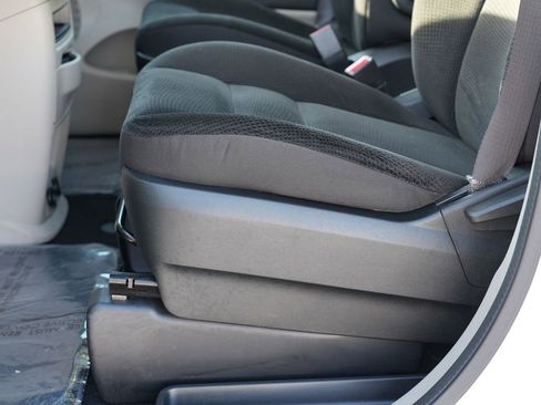 Used 2018 Dodge Grand Caravan SE w/ UConnect Hands-Free Group image 15