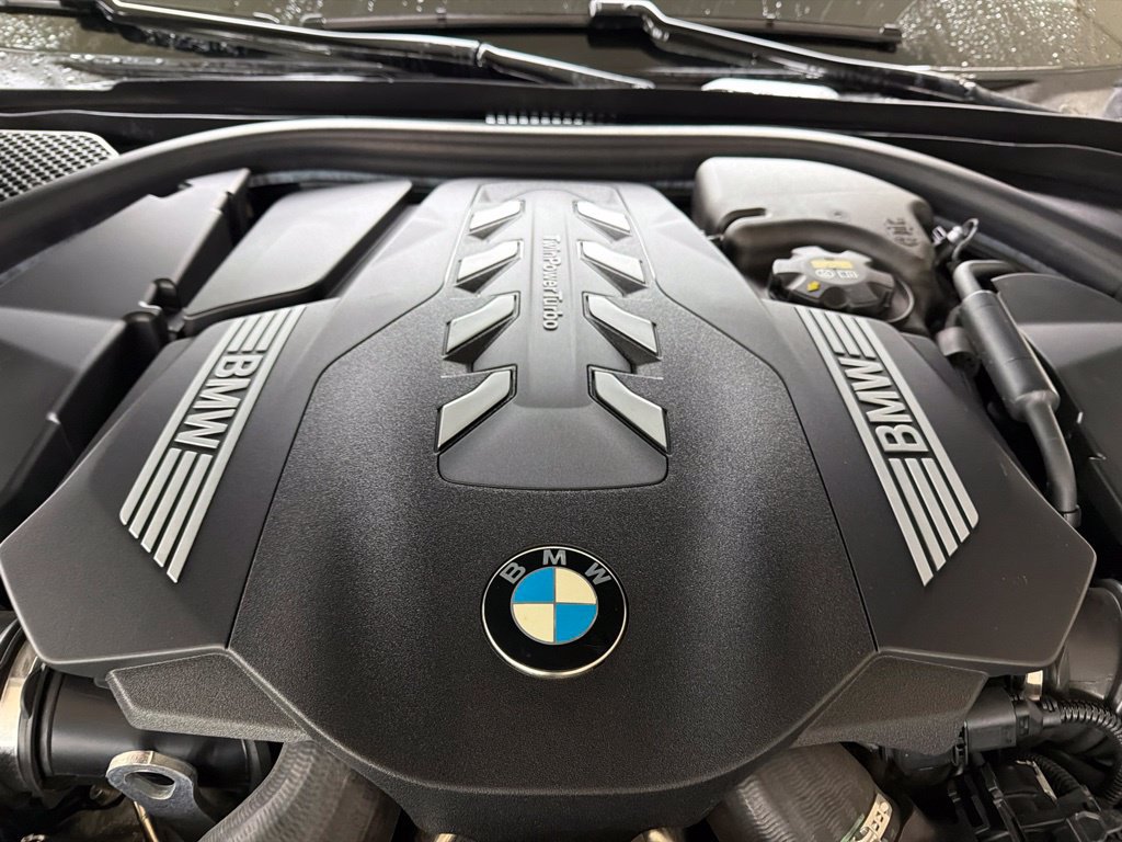 Used 2022 BMW 750i xDrive w/ Luxury Rear Seating Package AWD/4WD image 13