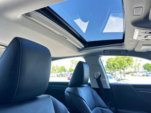 Used 2025 Lexus ES 300h ES 300h image 16