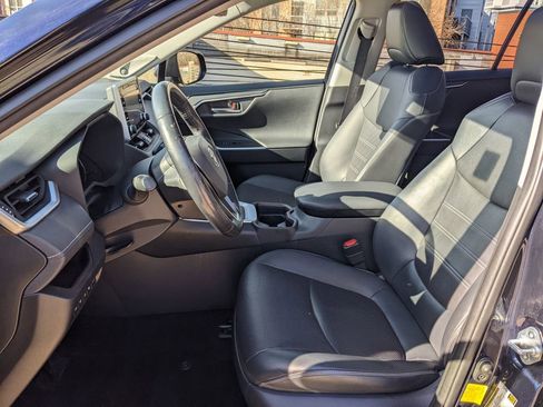 Used 2019 Toyota RAV4 Limited image 11