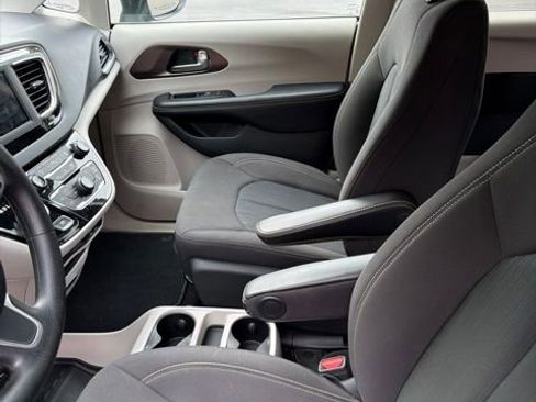 Used 2020 Chrysler Voyager LX FWD image 12
