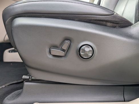 Used 2023 Chrysler Pacifica Touring-L FWD image 21