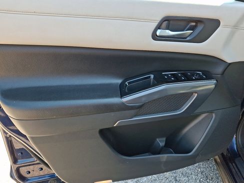Used 2022 Nissan Pathfinder SL AWD/4WD image 13