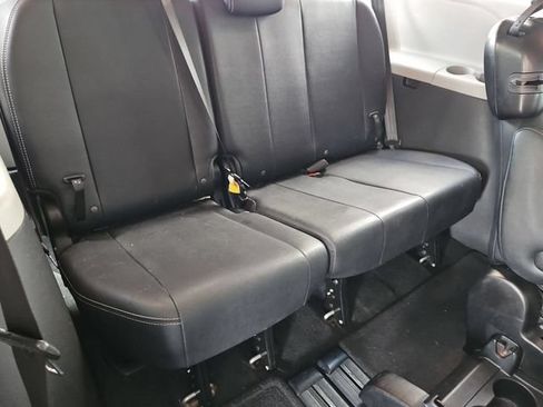 Used 2017 Toyota Sienna SE Premium FWD image 29