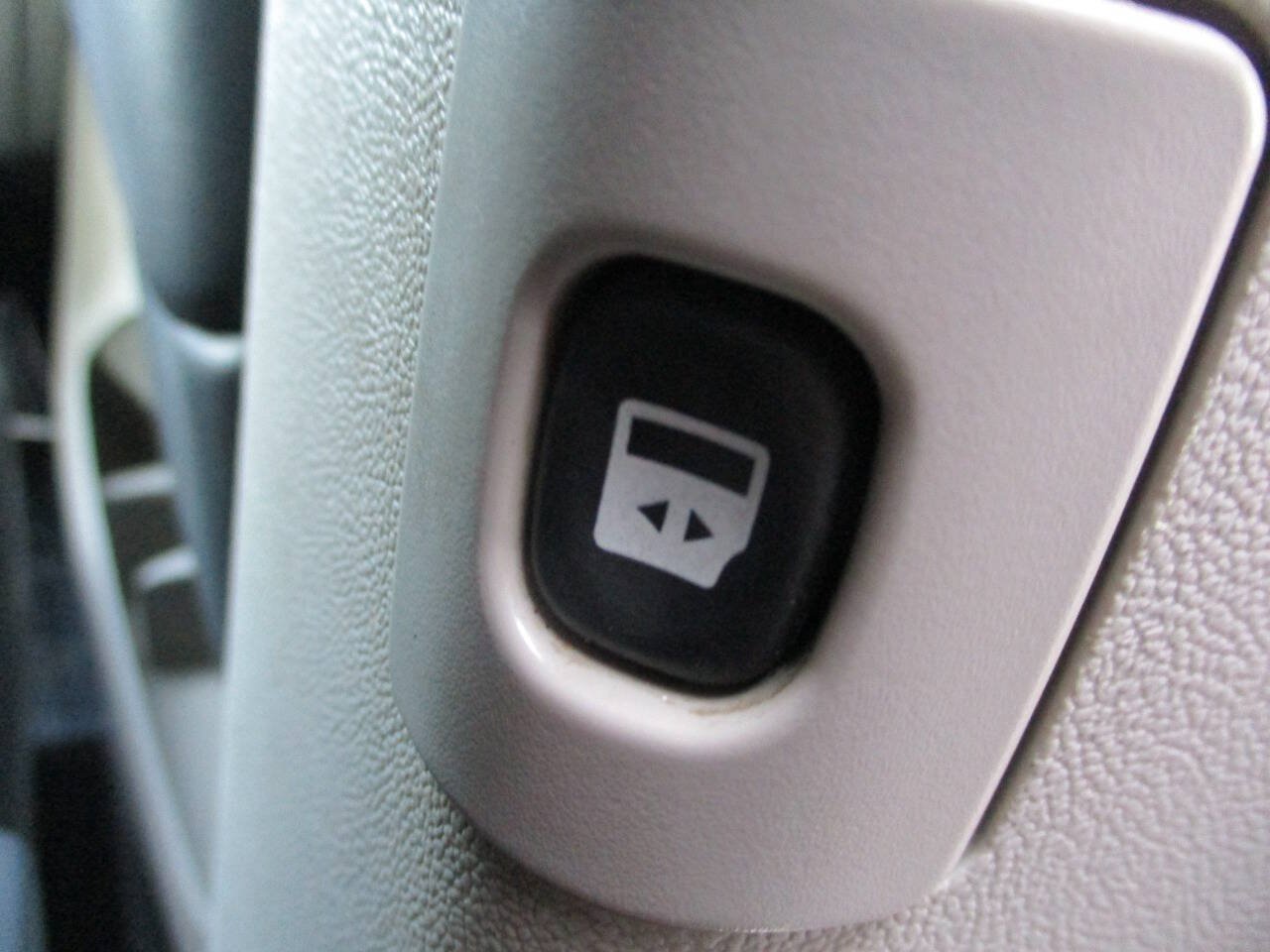 Used 2012 Chrysler Town & Country Touring FWD image 28