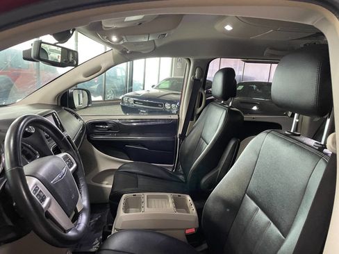 Used 2015 Chrysler Town & Country Touring-L w/ Driver Convenience Group image 14
