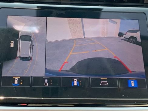 Used 2022 Chevrolet Bolt EUV Premier w/ Sun & Sound Package image 32