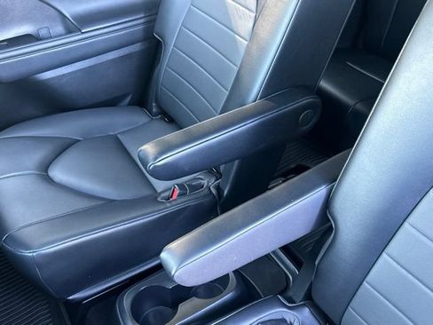 Used 2022 Toyota Highlander XLE AWD/4WD image 39