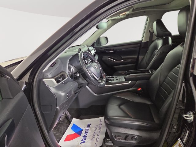 Used 2022 Toyota Highlander XLE AWD/4WD image 12