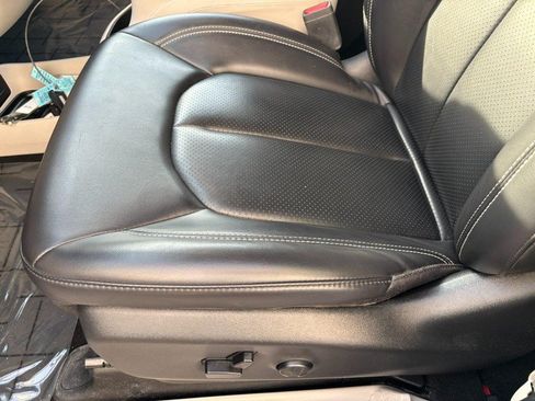 Used 2023 Chrysler Pacifica Touring-L FWD image 21