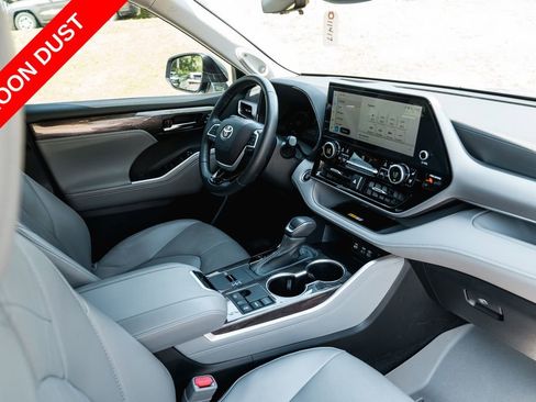 Used 2024 Toyota Highlander Platinum FWD image 11