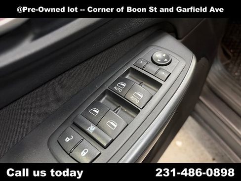 Used 2016 Jeep Cherokee Latitude w/ Cold Weather Group AWD/4WD image 16