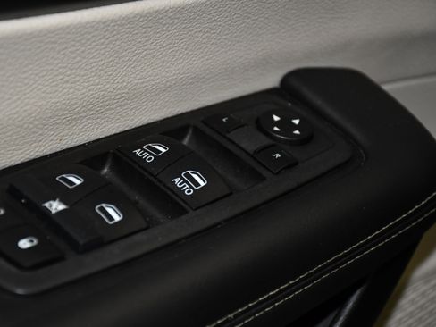 Used 2024 Chrysler Pacifica Touring-L FWD image 33