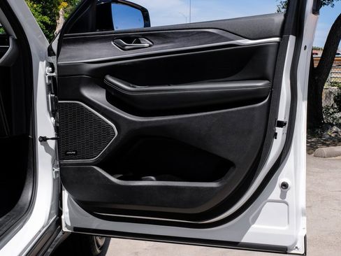 Used 2022 Jeep Grand Cherokee Limited image 56