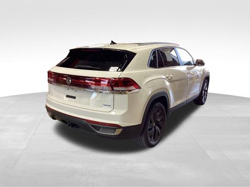 Used 2025 Volkswagen Atlas Cross Sport SE w/ Panoramic Sunroof Package image 4