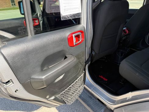 Used 2018 Jeep Wrangler Unlimited Sahara w/ Dual Top Group AWD/4WD image 12