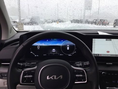 Used 2024 Kia Carnival SX image 30