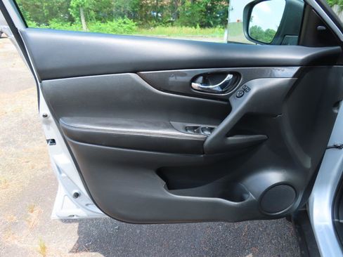 Used 2018 Nissan Rogue S FWD image 17