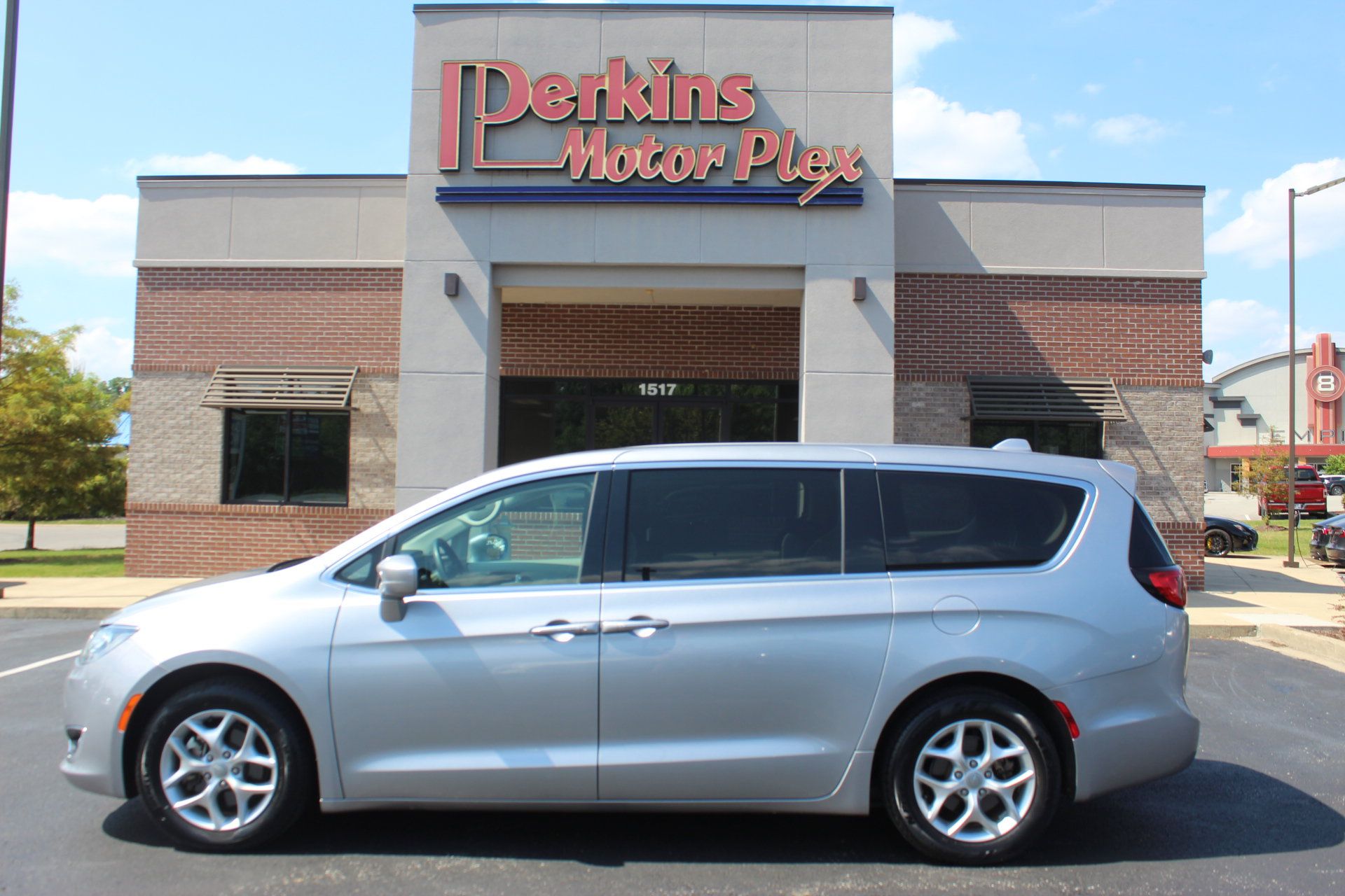 Used 2019 Chrysler Pacifica Touring Plus w/ Tire & Wheel Group FWD image 9