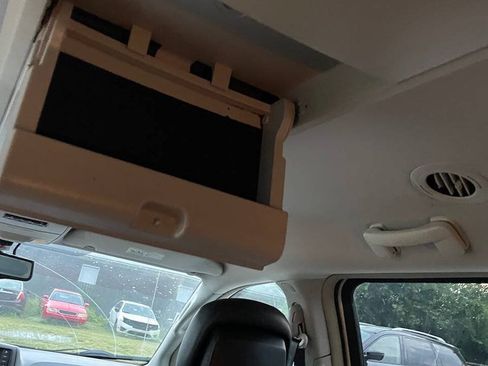 Used 2013 Chrysler Town & Country Touring FWD image 18
