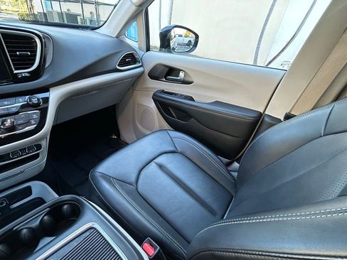 Used 2024 Chrysler Pacifica Touring-L image 11