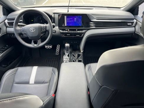 Used 2025 Toyota Camry SE w/ Convenience Package image 10