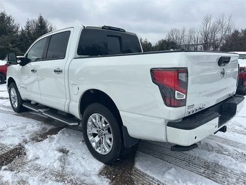 Used 2021 Nissan Titan SL w/ Moonroof Package image 6