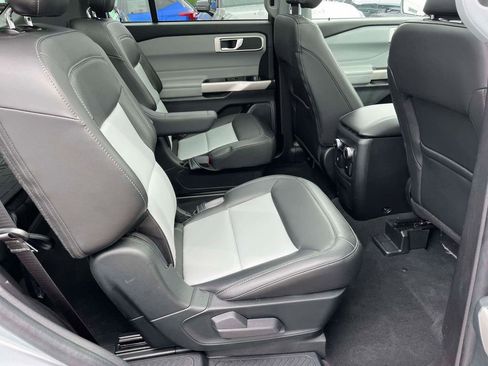 Used 2022 Ford Explorer XLT w/ Equipment Group 202A AWD/4WD image 9