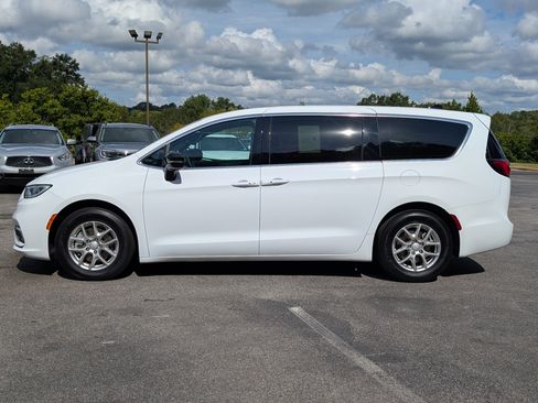 Used 2026 Chrysler Pacifica Select FWD image 6