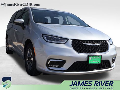 Used 2023 Chrysler Pacifica Touring-L image 6